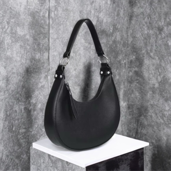 Boutique Handbags - Elegant Black Shoulder Bag